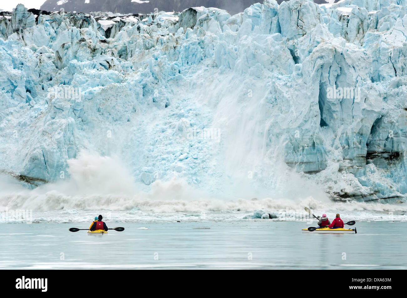 Sea kayakers guardando il ghiacciaio Margerie parto nel Glacier Bay, Alaska. Foto Stock