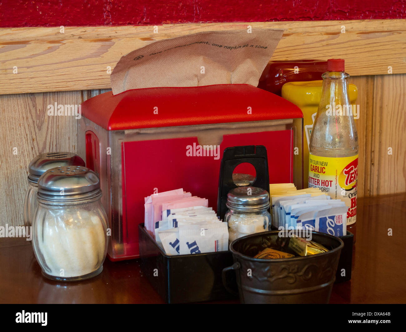 Igienico contenitore con condimenti sul ristorante informale tavolo, Florida, Stati Uniti d'America Foto Stock