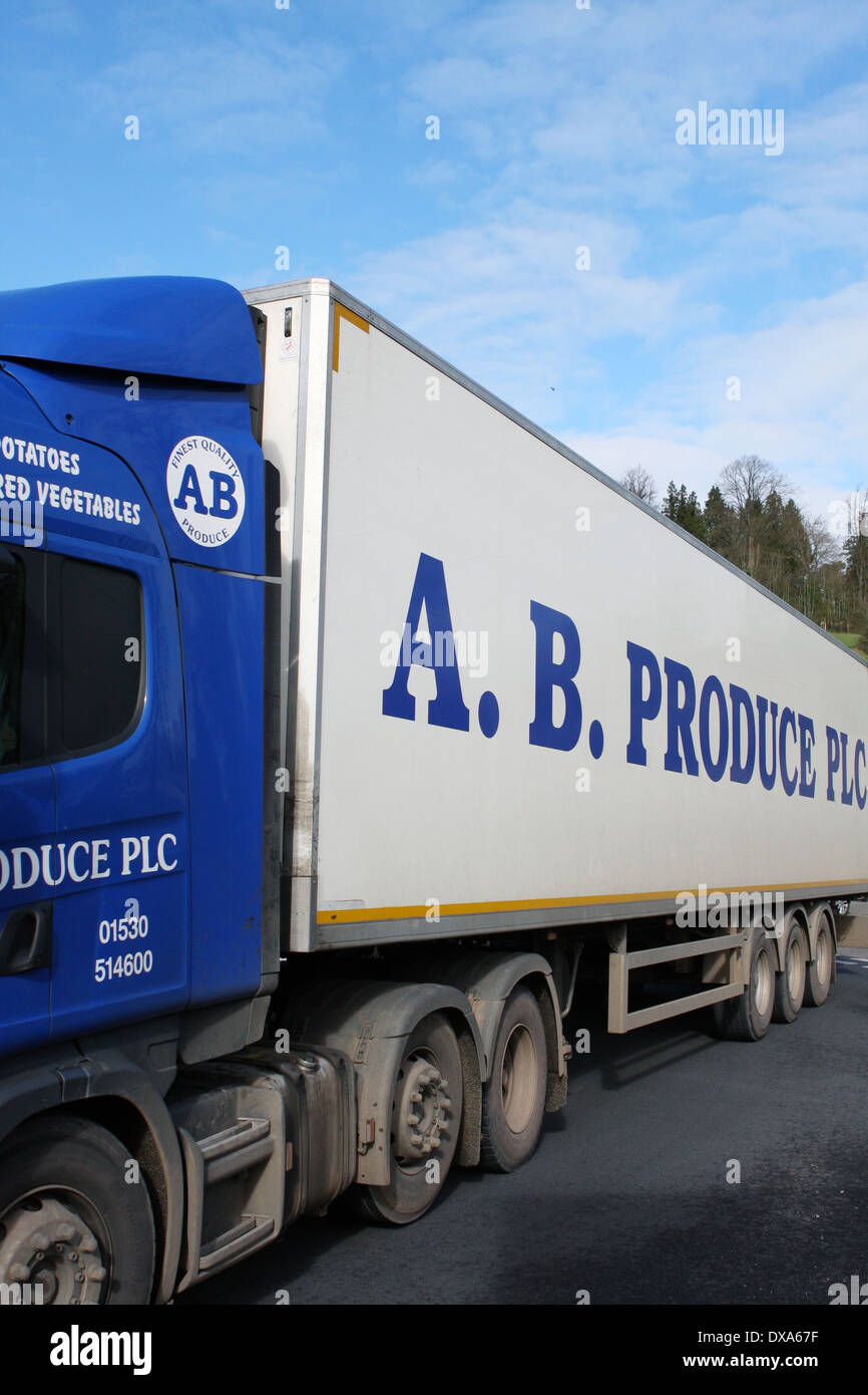 Una vista ravvicinata del lato di un 'A B producono Plc' autocarro articolato come si percorre una strada a Coulsdon, Surrey, Inghilterra. Foto Stock