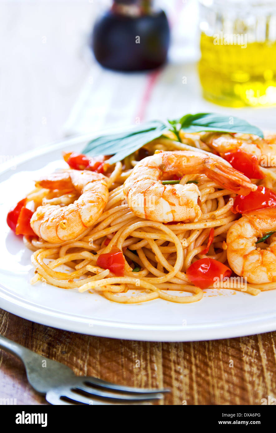 Spaghetti con i gamberi,cherry pomodoro e basilico Foto Stock