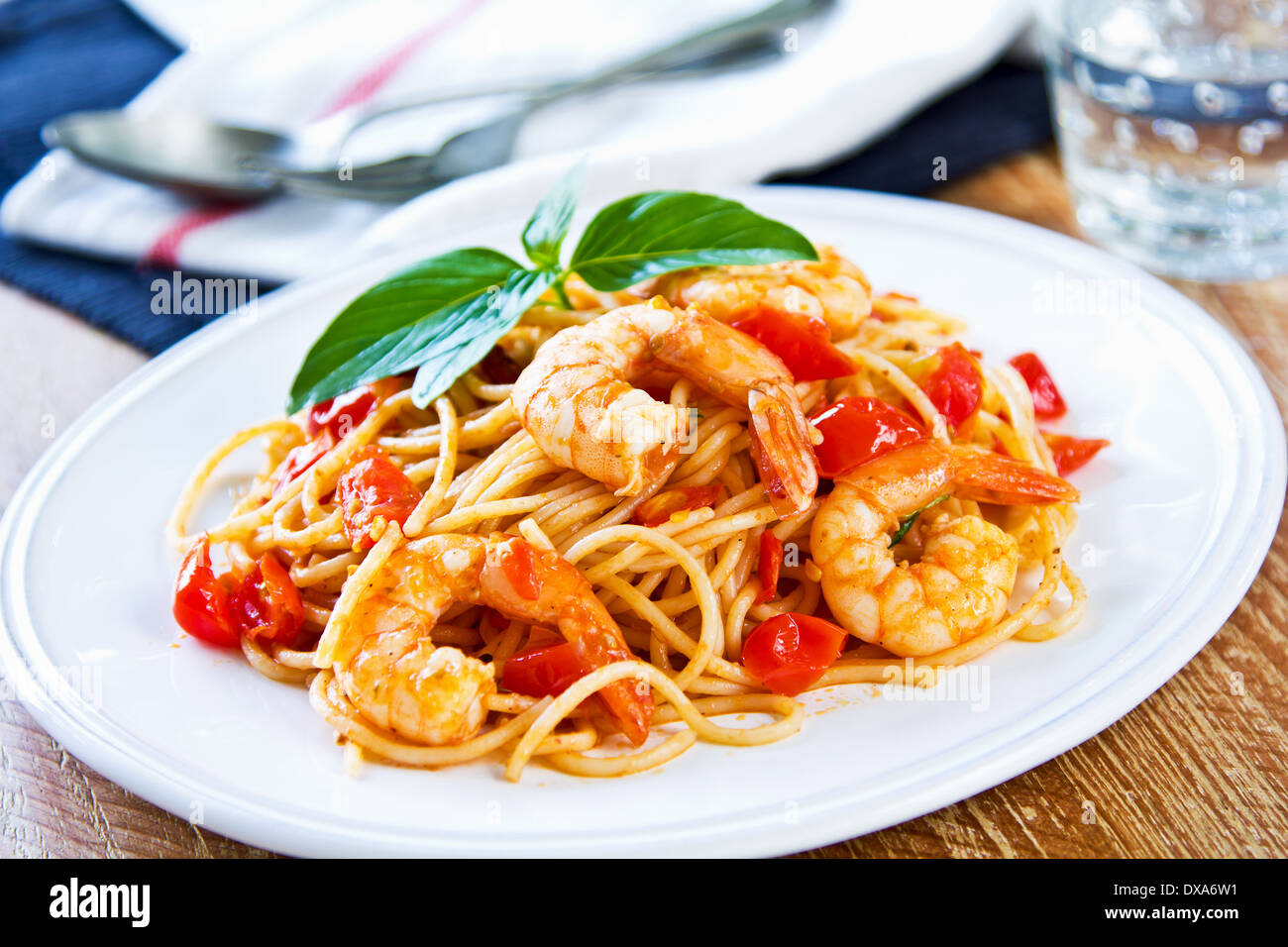 Spaghetti con i gamberi,cherry pomodoro e basilico Foto Stock