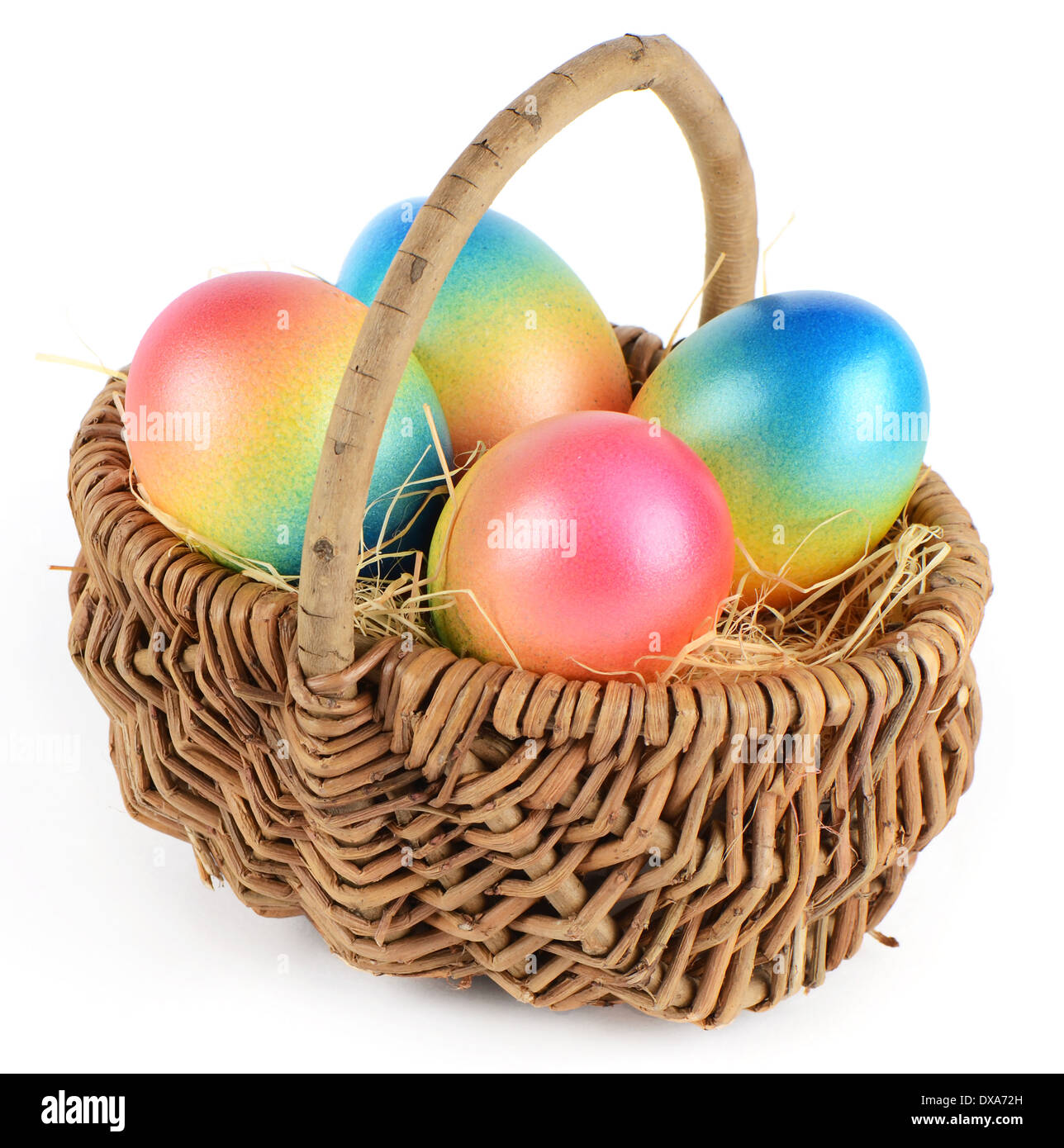 Verniciato colorato uova di pasqua nel cesto marrone Foto Stock