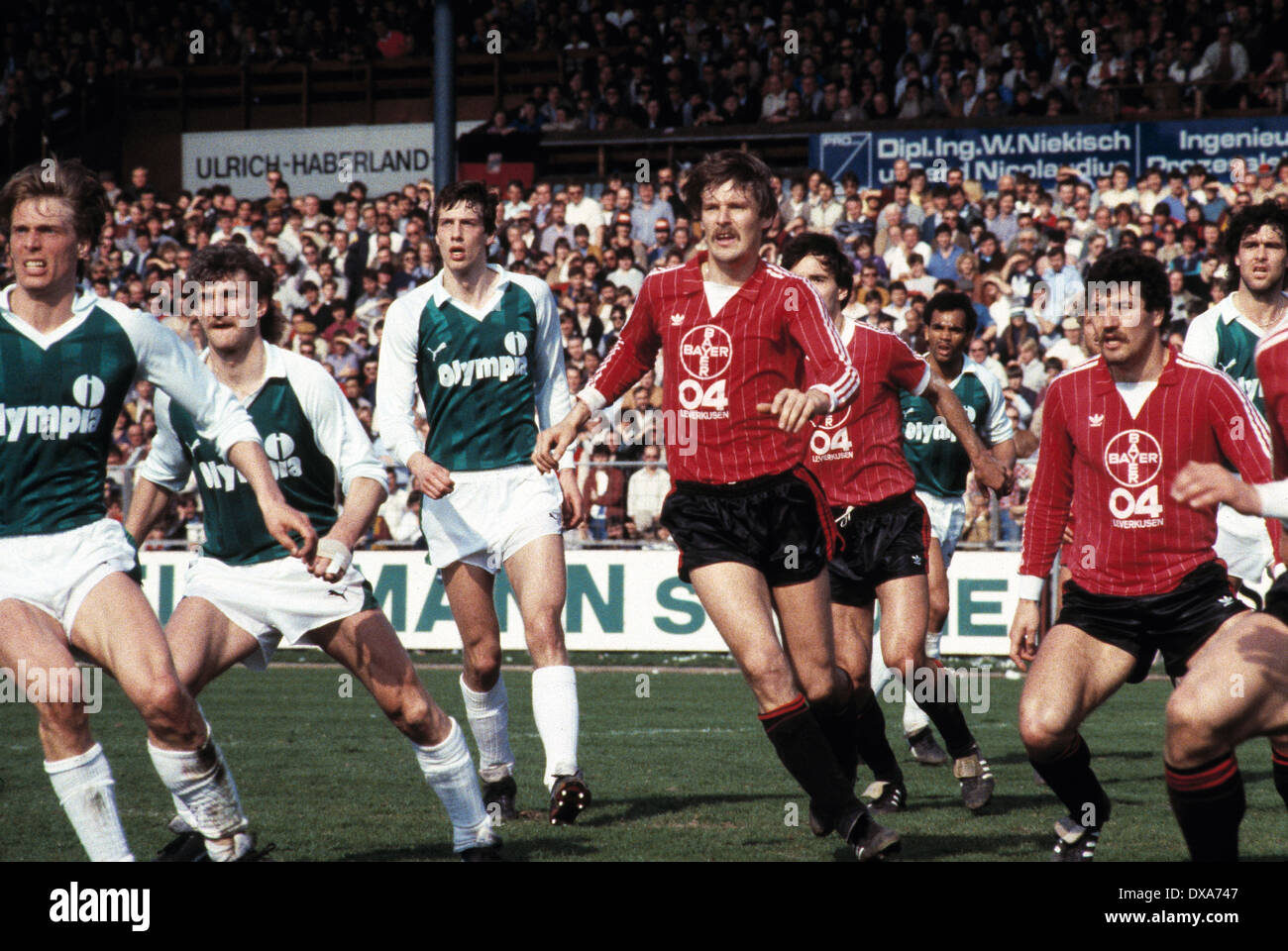 Calcio, Bundesliga, 1983/1984, Ulrich Haberland Stadium, Bayer 04 Leverkusen contro SV Werder Bremen 0:0, scena del match, f.l.t.r. Wolfgang Sidka (Werder), Rudi Voeller (Werder), Frank Neubarth (Werder), Juergen Gelsdorf (Bayer), Rudolf Wojtowicz (B Foto Stock