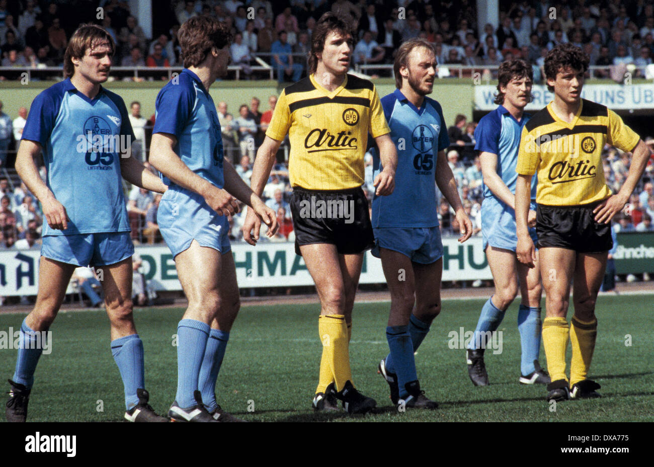 Calcio, Bundesliga, 1983/1984, Grotenburg Stadium, FC Bayer 05 Uerdingen versus Borussia Dortmund 2:1, scena del match, f.l.t.r. Horst Feilzer (Bayer), Ludger Van de Loo (Bayer), Bernd Klotz (BVB), Werner Buttgereit (Bayer), Dietmar Klinger (Bayer), Foto Stock