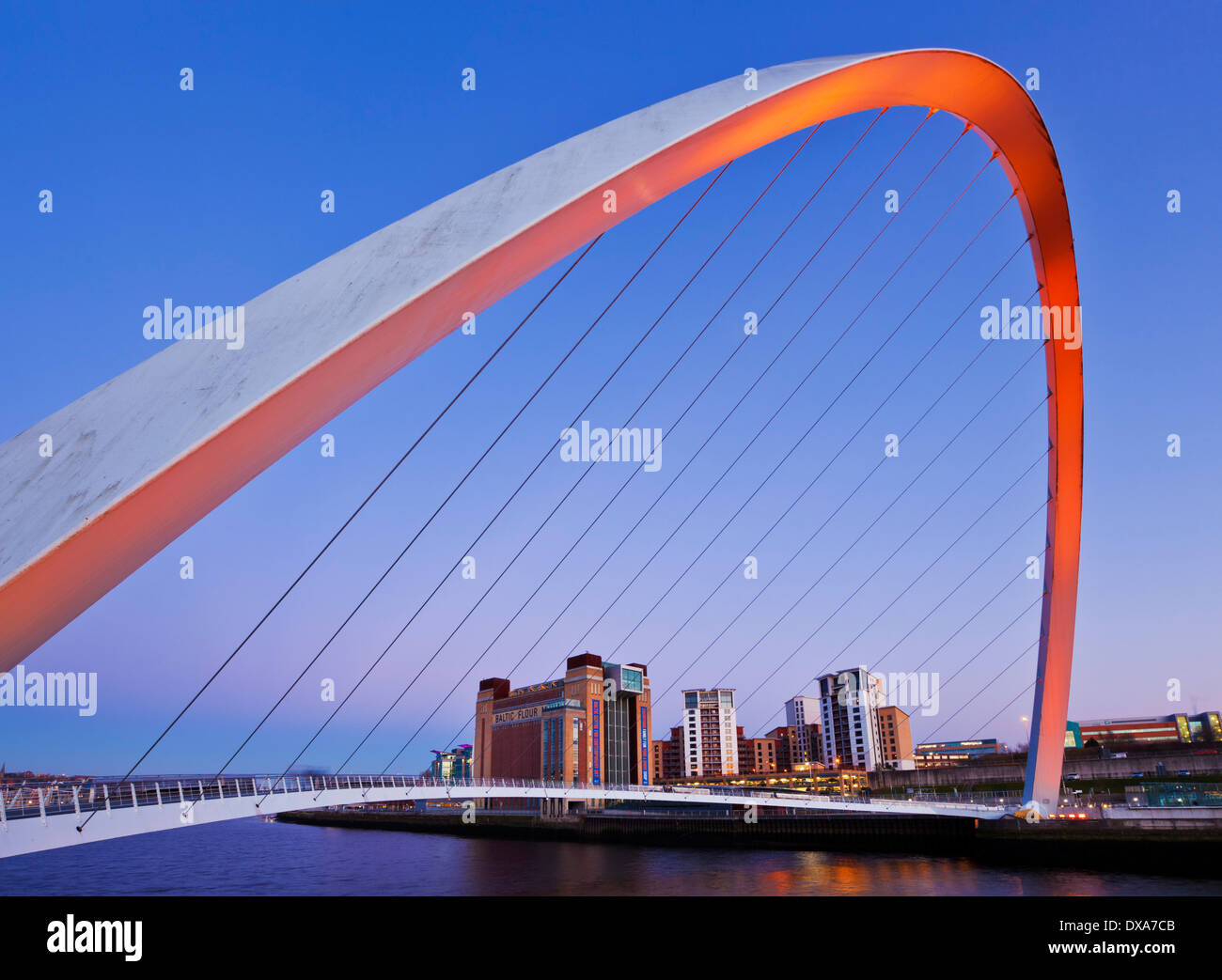 Gateshead Millennium ponte sul fiume Tyne di notte Tyne and Wear Tyneside Inghilterra UK GB EU Europe Foto Stock