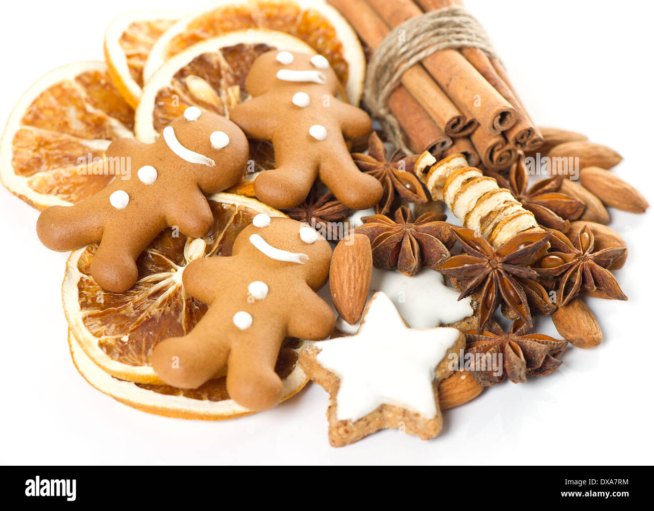 Omino di pan di zenzero biscotti di Natale con stelle di anice e bastoncini di cannella Foto Stock