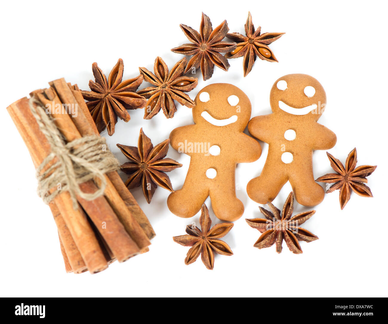Gingerbread Man cookies con anice stelle e bastoncini di cannella. messa a fuoco selettiva Foto Stock