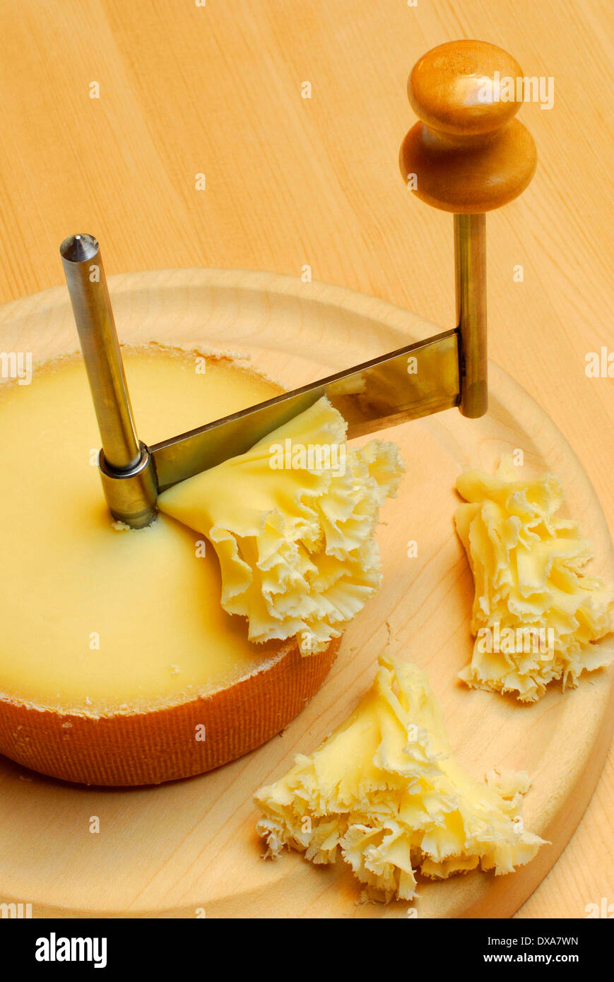 Il formaggio Tête de Moine Foto stock - Alamy