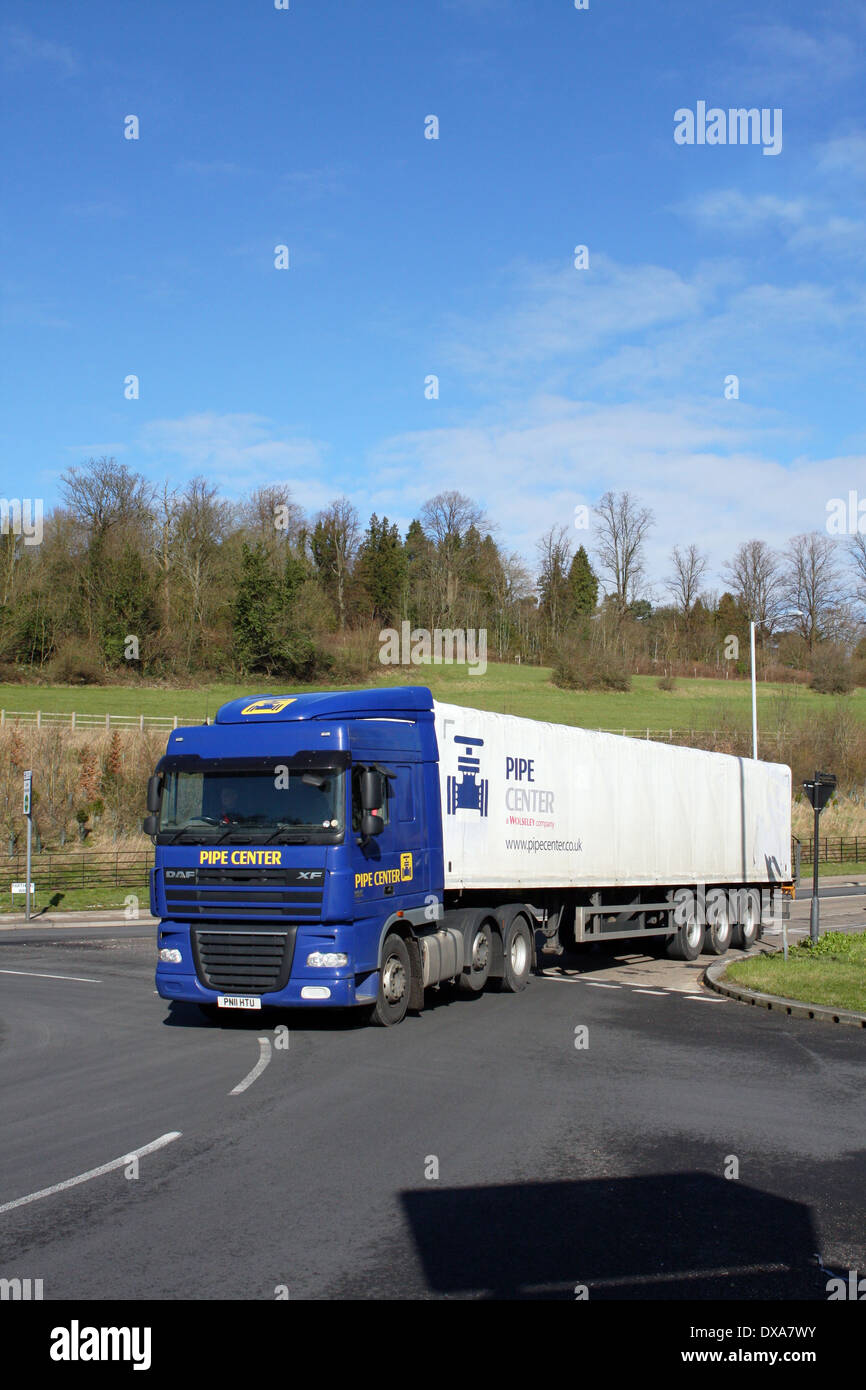 Un tubo di 'Centro' carrello entrando in una rotonda a Coulsdon, Surrey, Inghilterra Foto Stock