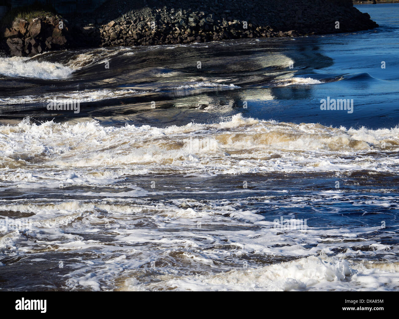 Il torrente impetuoso a invertire la tendenza cade San Giovanni fiume in piena inondazione - St John New Brunswick Canada Foto Stock