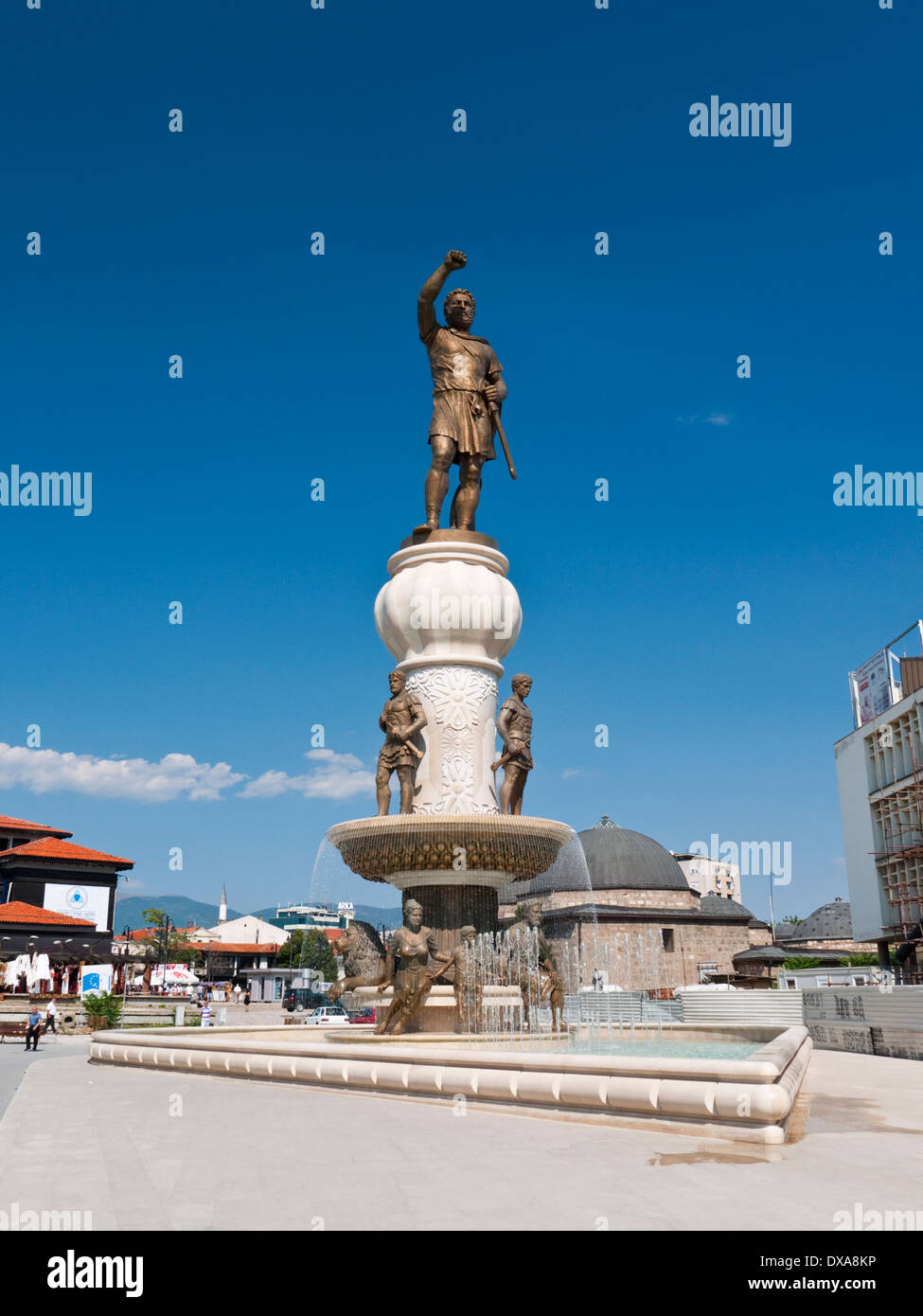 Statua di Filippo II di Macedonia e fontana, eretta come parte del 'Skopje 2014' progetto, Skopje, Macedonia Foto Stock