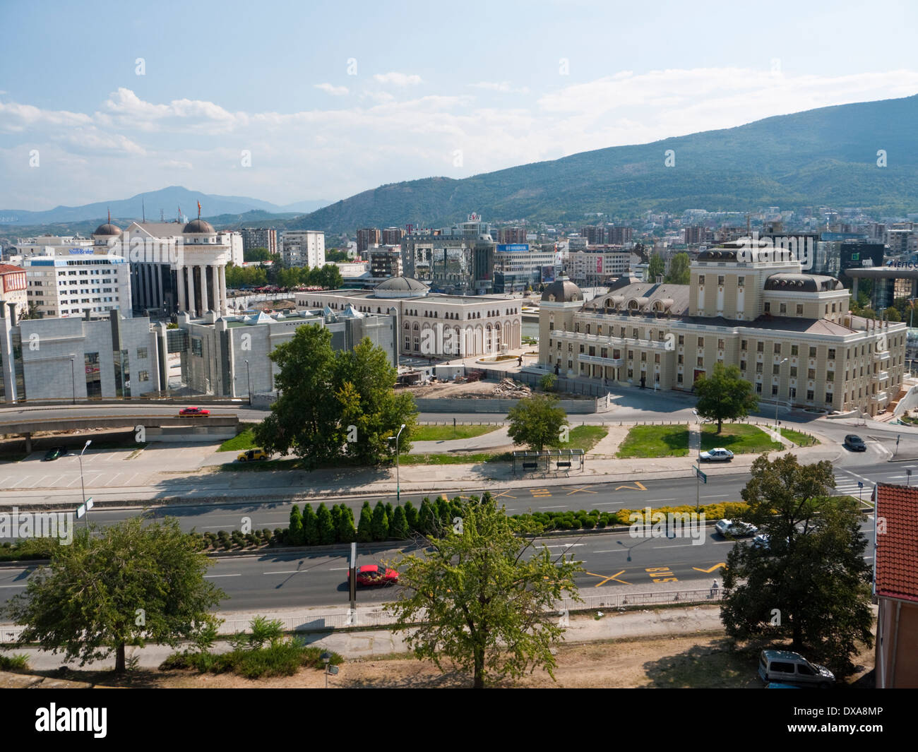 Vista di Skopje, la capitale della Macedonia dalle vecchie mura della fortezza Kale Foto Stock