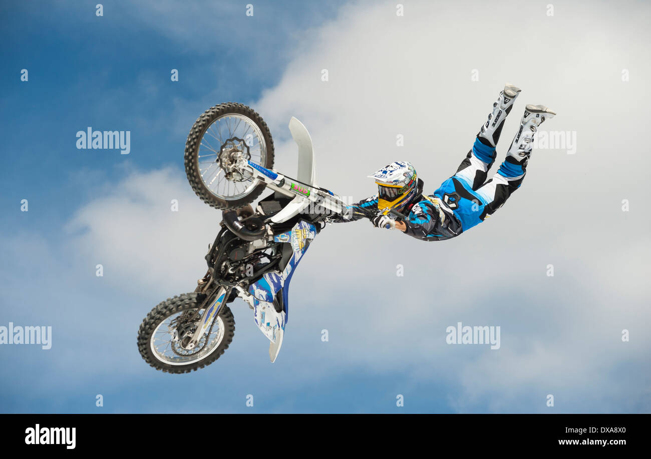 FMX Freestyle Moto Cross professional Pedro Moreno (ESP) mostra salti  spettacolari e capovolge al 2013 Freestyle.ch di Zurigo Foto stock - Alamy