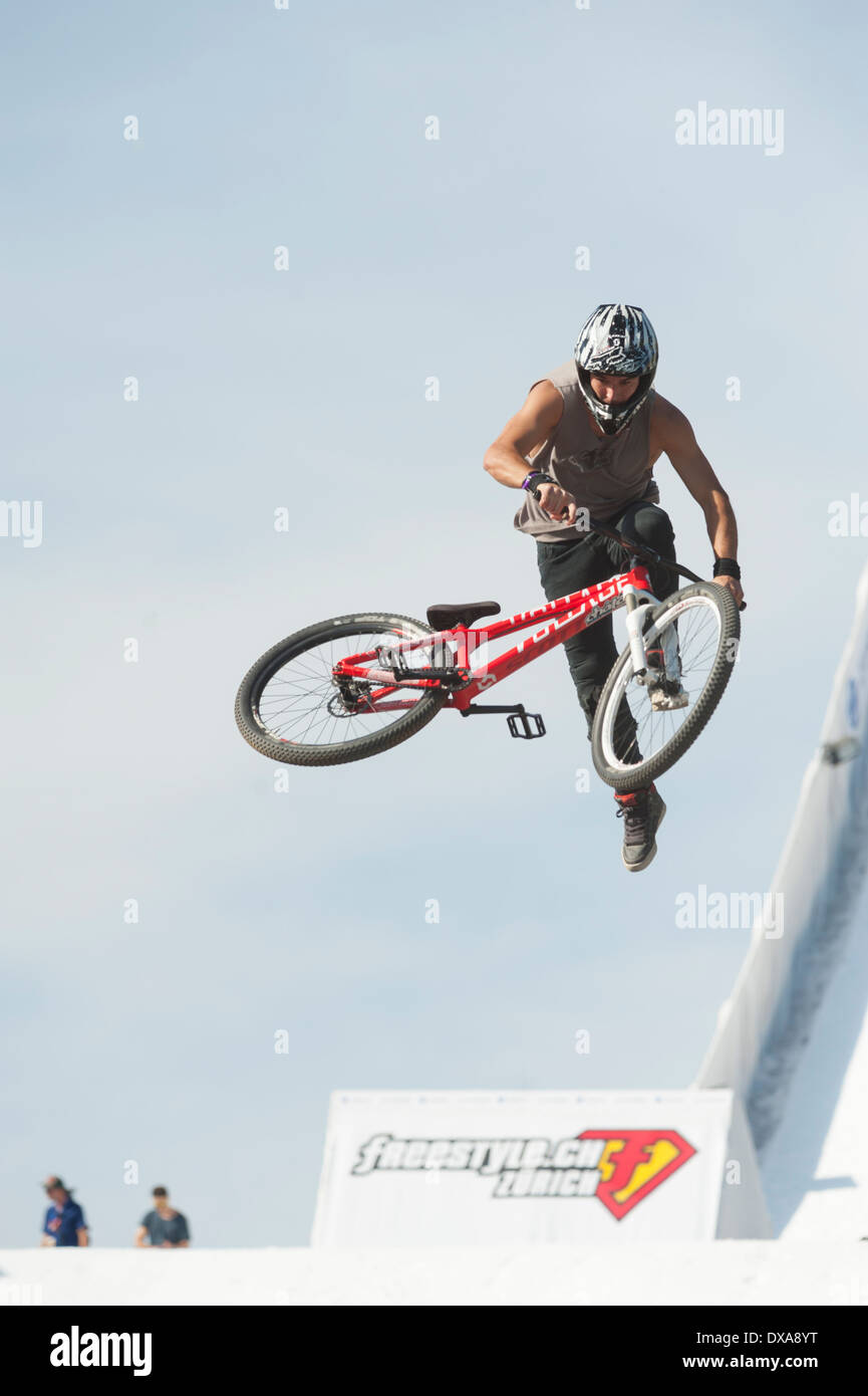 Freestyle mountain bike (MTB) professionisti mostra salti spettacolari e capovolge al 2013 Freestyle.ch evento in Zurigo Foto Stock