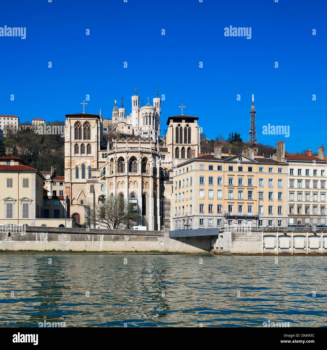 L'abside della Saint Jean cattedrale, accanto al fiume Saona, è dominato dalla basilica Fourviere Foto Stock