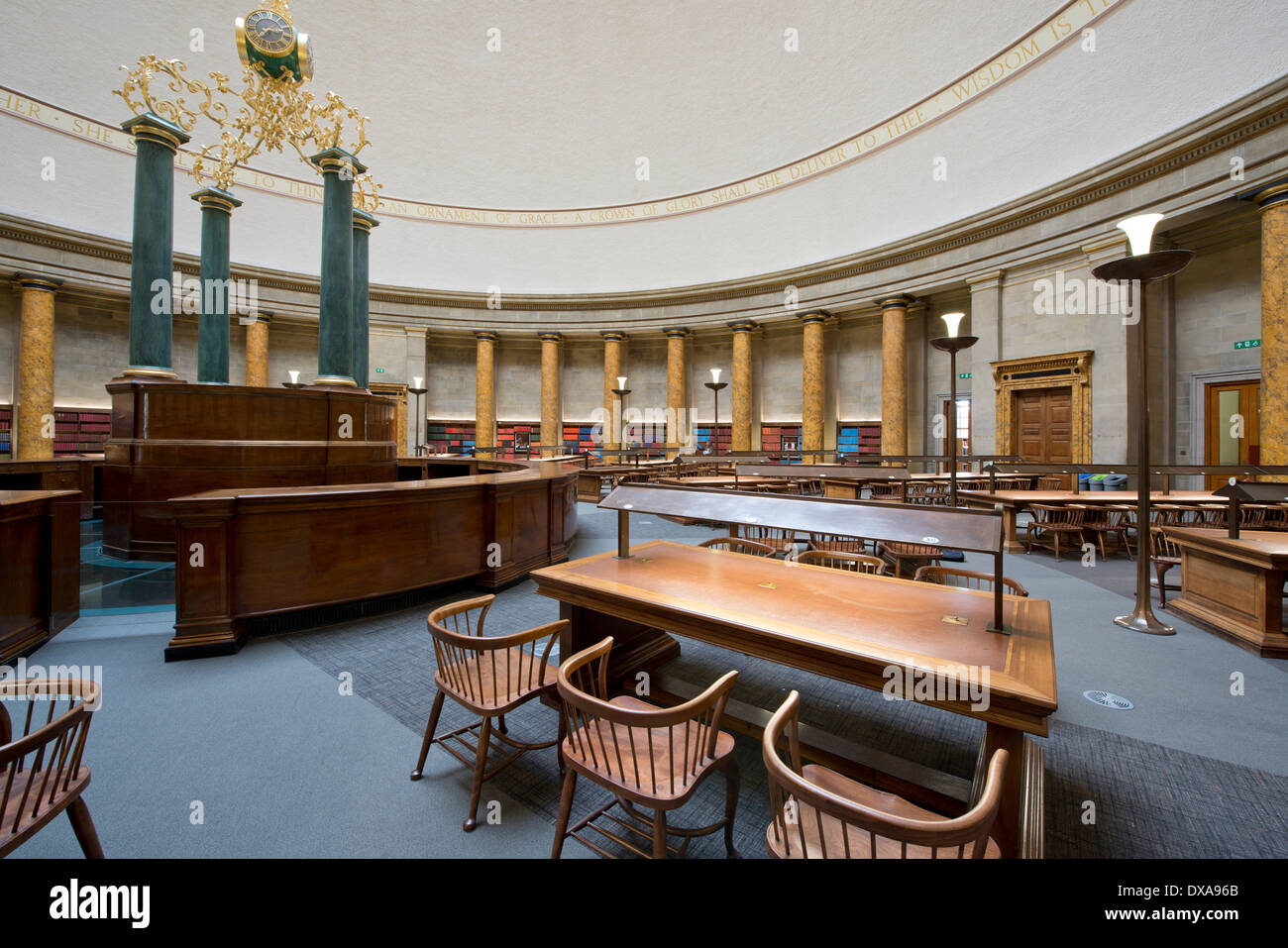 MANCHESTER, REGNO UNITO. Xxi Mar, 2014. Biblioteca centrale di Manchester in piazza San Pietro sono al centro della citta' riapre al pubblico sabato 22 marzo 2014 dopo un £48 milioni per la ristrutturazione all'interno. Il rinnovamento ha impiegato quattro anni dopo la sua chiusura temporanea nel 2010, ma riapre 80 anni dopo la sua prima apertura nel 1934 Credit: Russell Hart/Alamy Live News Foto Stock
