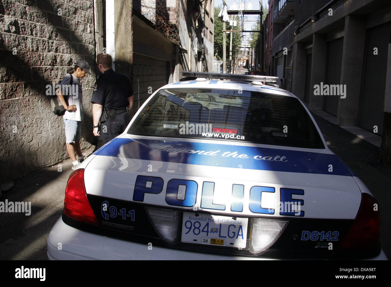 A Vancouver il dipartimento di polizia cop parla di una persona in un vicolo in East Vancouver, Vancouver, British Columbia, Canada Foto Stock