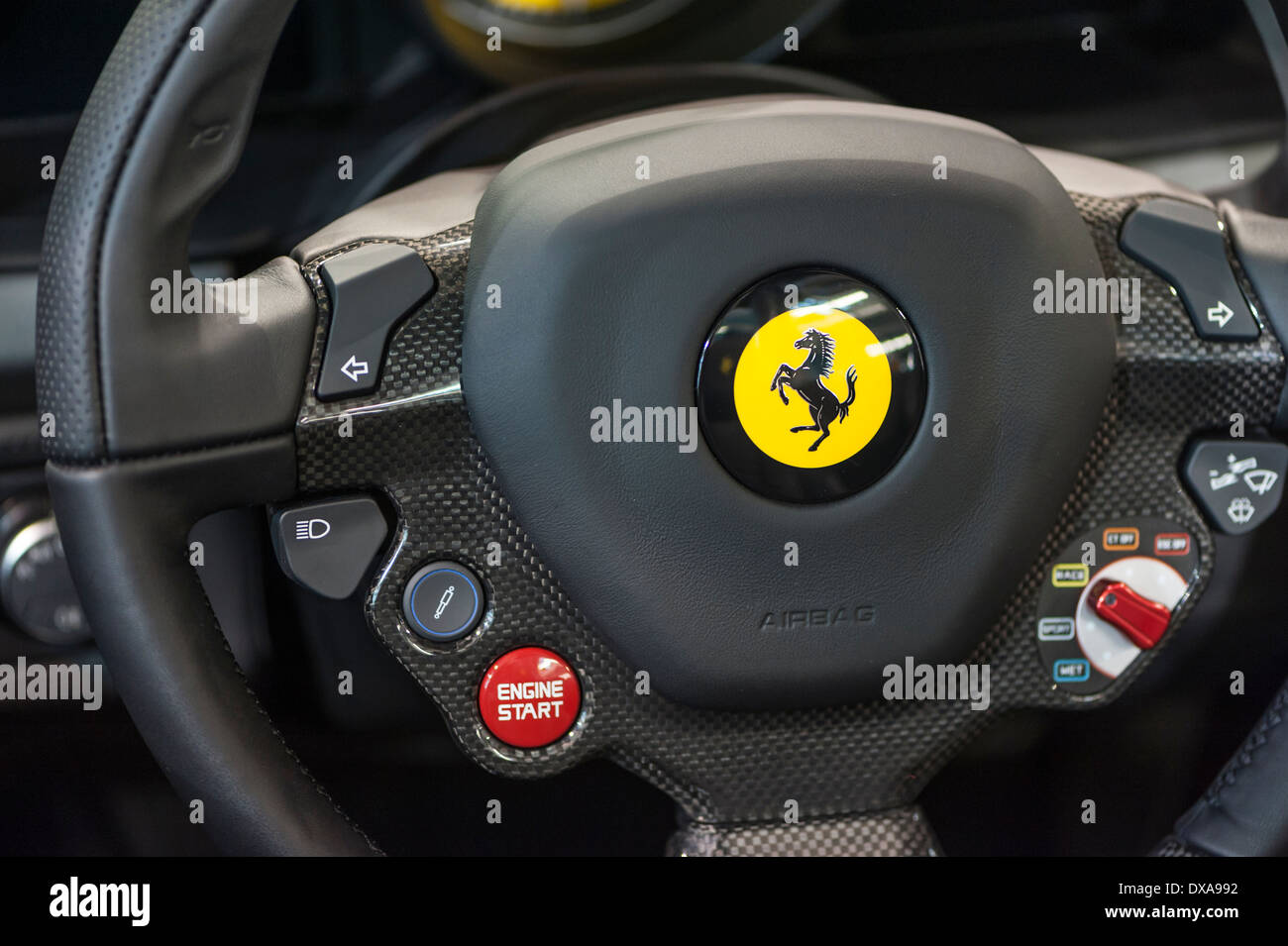 Hi-tech il volante di una Ferrari sportscar sul display a Zurigo Motor Show, in Svizzera il più grande salone dell'auto. Foto Stock