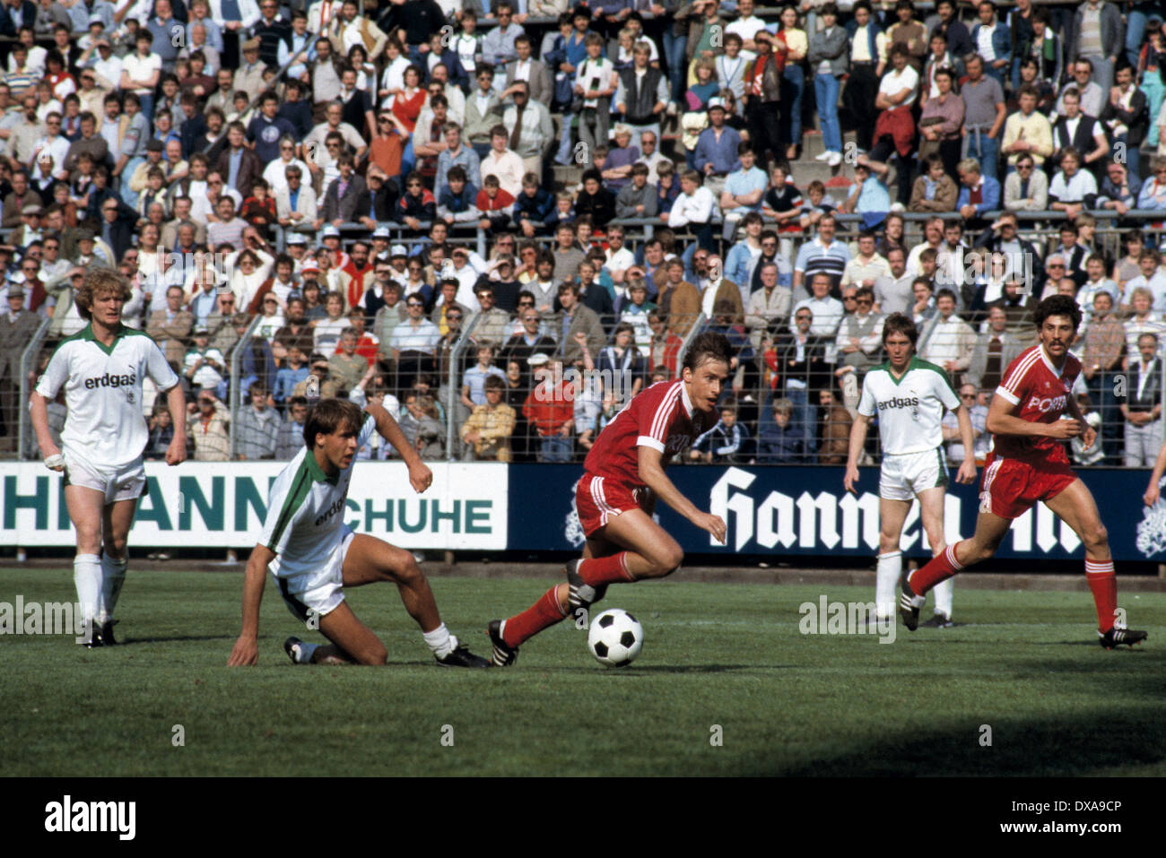 Calcio, Bundesliga, 1983/1984, Stadio am Boekelberg, Borussia Moenchengladbach contro 1. FC Kaiserslautern 3:2, scena del match, FCK punteggi il 2:2 obiettivo di stabilizzazione, f.l.t.r. Herlovsen Kai-Erik (MG), Michael Frontzeck (MG), marcatore Thomas Allofs Foto Stock