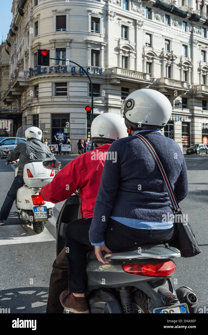 Scooter sono un popolare ed economica modalità di trasporto a Roma, Italia. Foto Stock