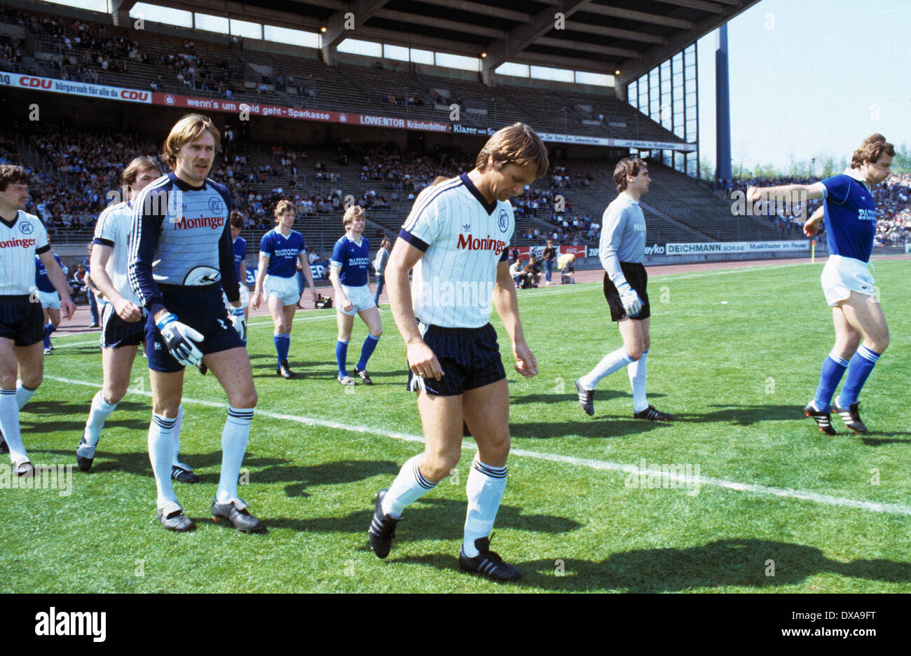 Calcio, 2. Bundesliga, 1983/1984, Park Stadium, FC Schalke 04 versus Karlsruher SC 3:3, il rodaggio del team, team leader Bernard Dietz (S04) di destra e di Emanuel Guenther (KSC) 3.f.r., custodi Walter Junghans (S04) 2.F.R. e Bernd Fuhr (KSC) 3.F.L. Foto Stock