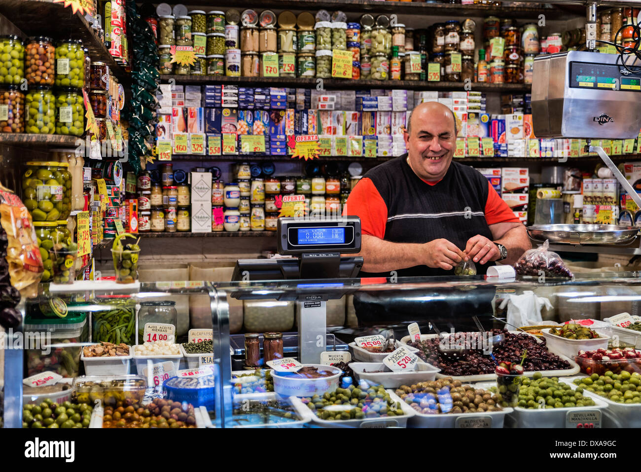 Produttore presso il mercato La Boqueria situato dalla Rambla, Barcelona, Spagna Foto Stock