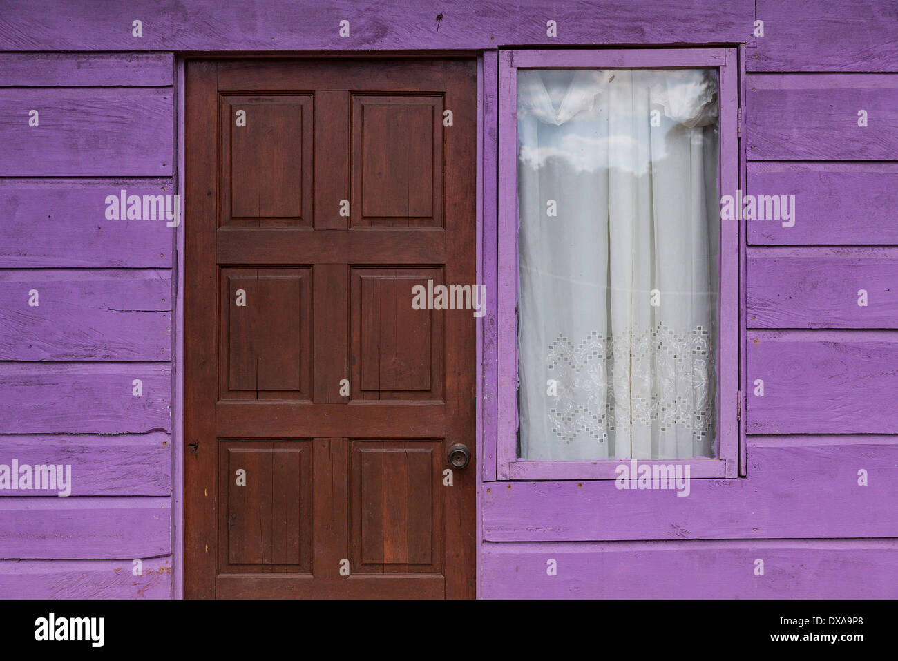 Viola colorata facciata di una tipica casa giamaicano, Giamaica. Foto Stock