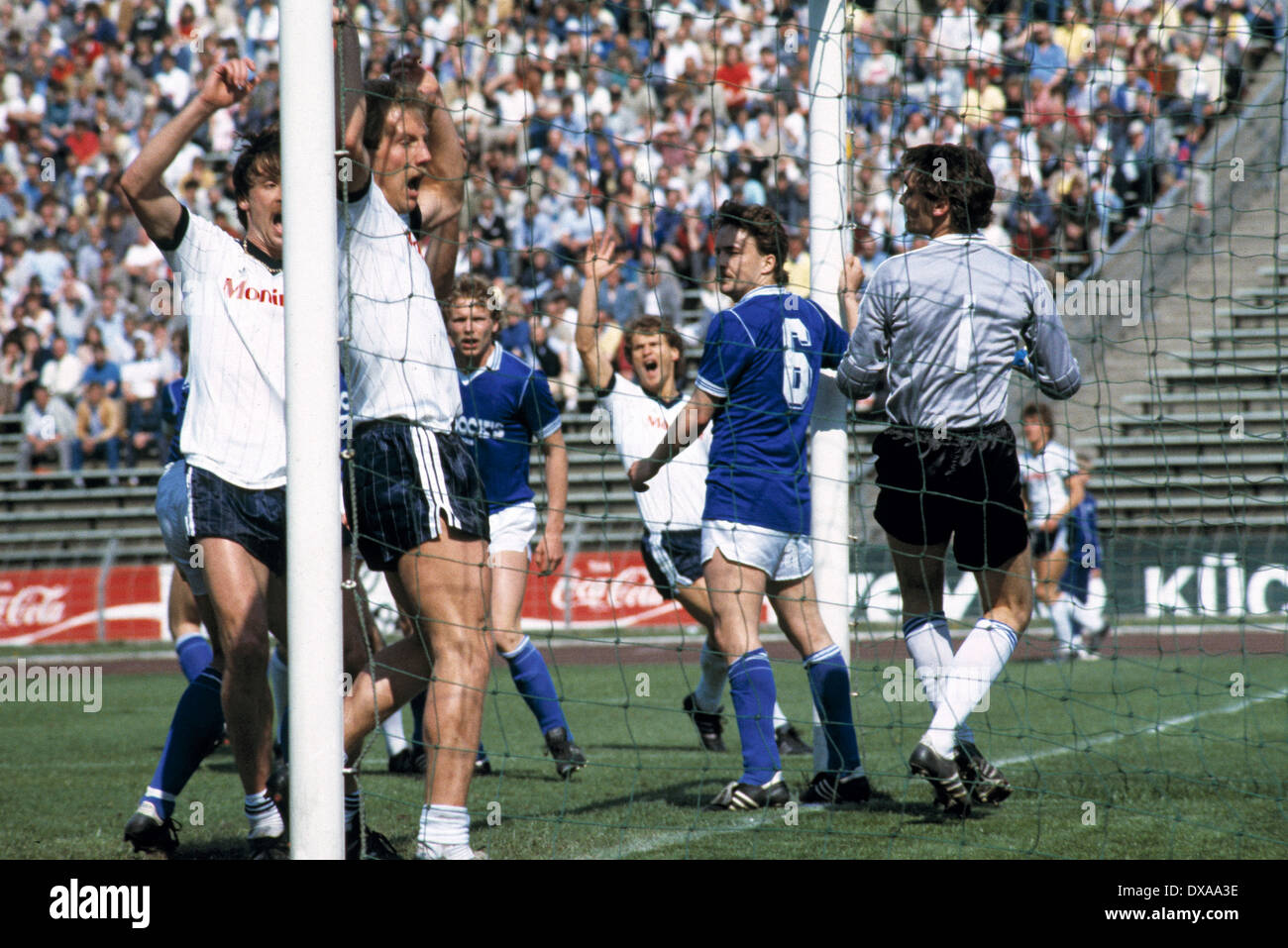 Calcio, 2. Bundesliga, 1983/1984, Park Stadium, FC Schalke 04 versus Karlsruher SC 3:3, scena del match, obiettivo celebrazione KSC al 1:3 obiettivo da Hans-Juergen Boysen, f.l.t.r. Wolfgang Schueler (KSC), Michael Kuenast (KSC), Thomas Kruse (S04), Uwe Bue Foto Stock