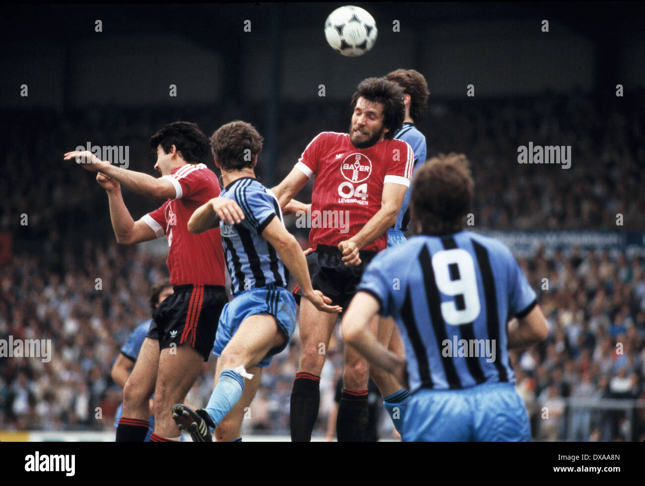 Calcio, Bundesliga, 1983/1984, Ulrich Haberland Stadium, Bayer 04 Leverkusen contro SV Waldhof Mannheim 0:1, scena del match, antenna duello, intestazione Herbert Waas (Bayer) sinistra e Thomas Hoerster (Bayer) 3.F.L. Foto Stock