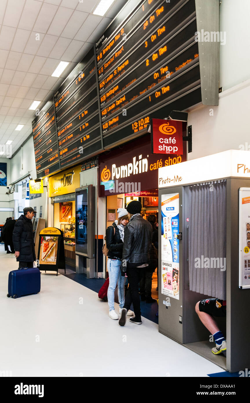 L'atrio alla stazione ferroviaria di Leicester è completo di imbarco per le partenze, stand fotografico e fast food Foto Stock