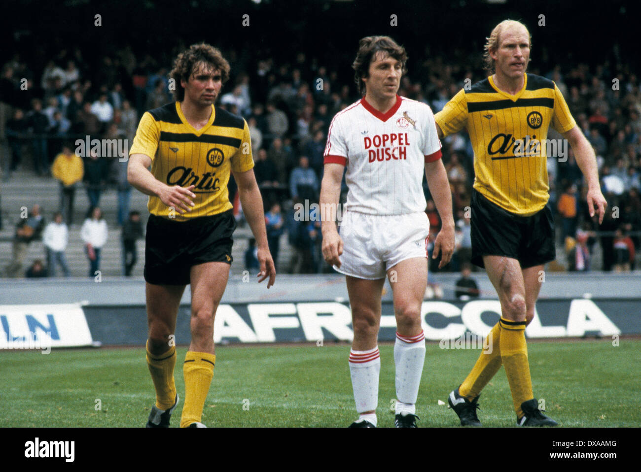 Calcio, Bundesliga, 1983/1984, Muengersdorf Stadium, 1. FC Colonia contro  il Borussia Dortmund 5:2, scena del match, f.l.t.r. Meinolf Koch (BVB),  Klaus Fischer (FCK), Rolf Ruessmann (BVB Foto stock - Alamy