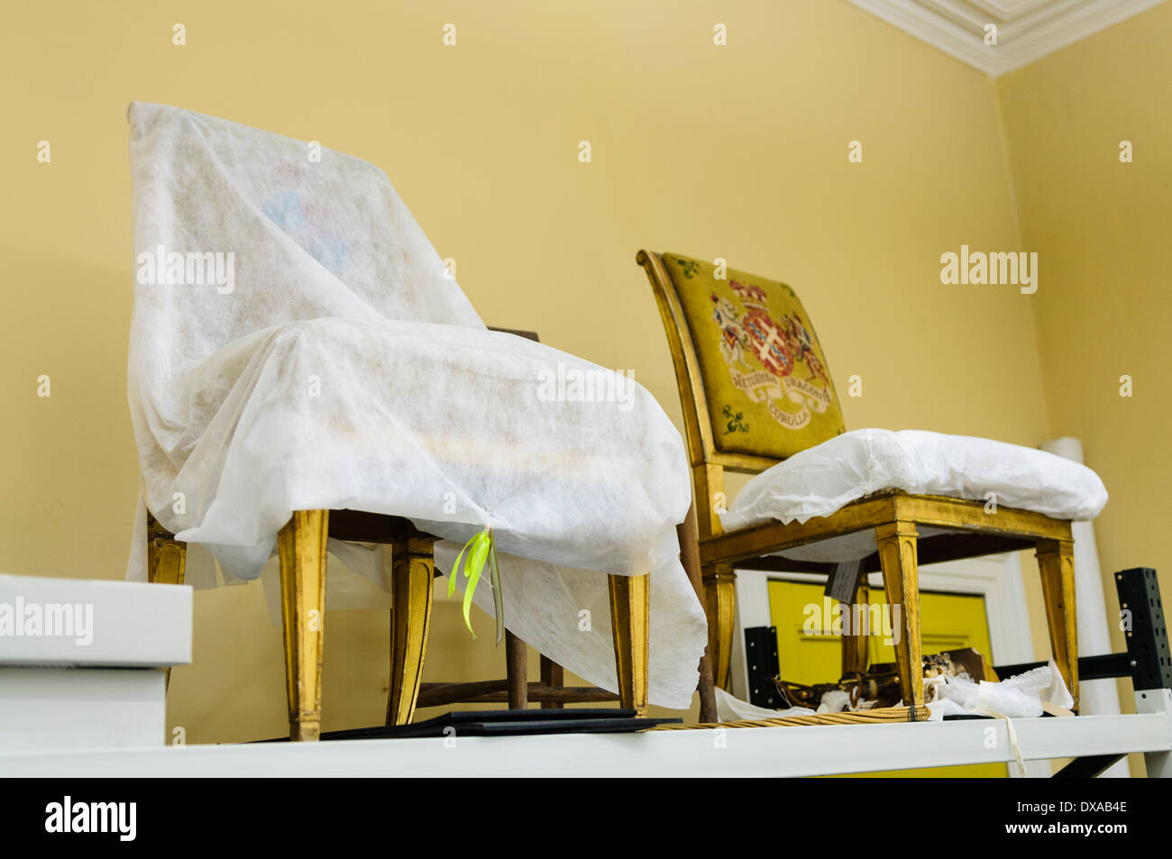 Due sedie antiche che sono state ripristinate in modo professionale Foto Stock
