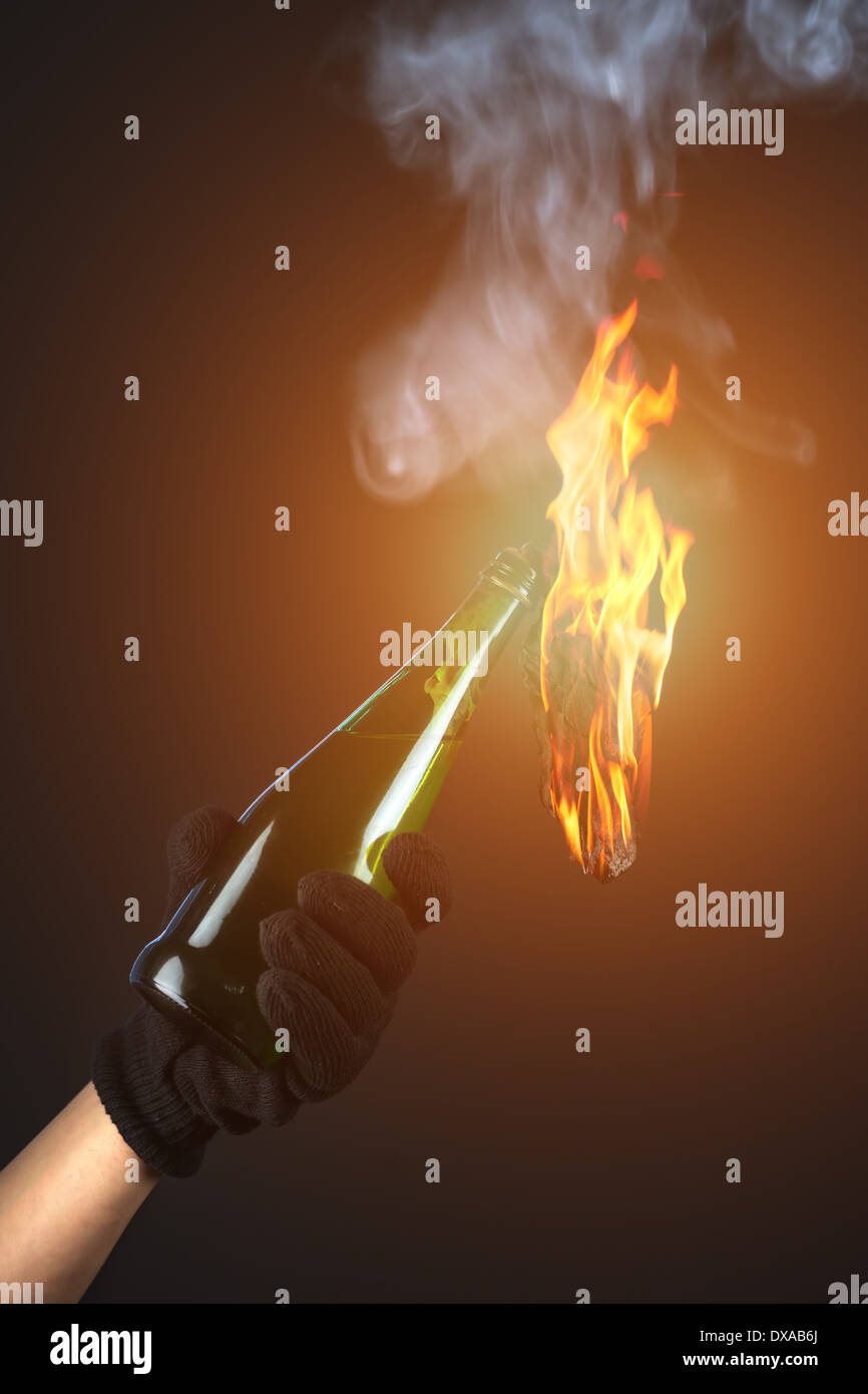 Molotov cocktail in mano attivista Foto Stock