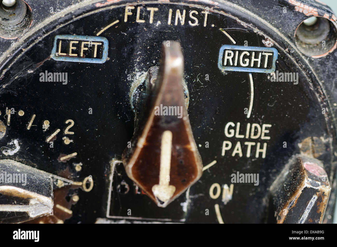Strumentazione di volo da un aereo sul pannello di controllo per il controllo glide path e rateo di discesa su un vecchio pilota automatico Foto Stock