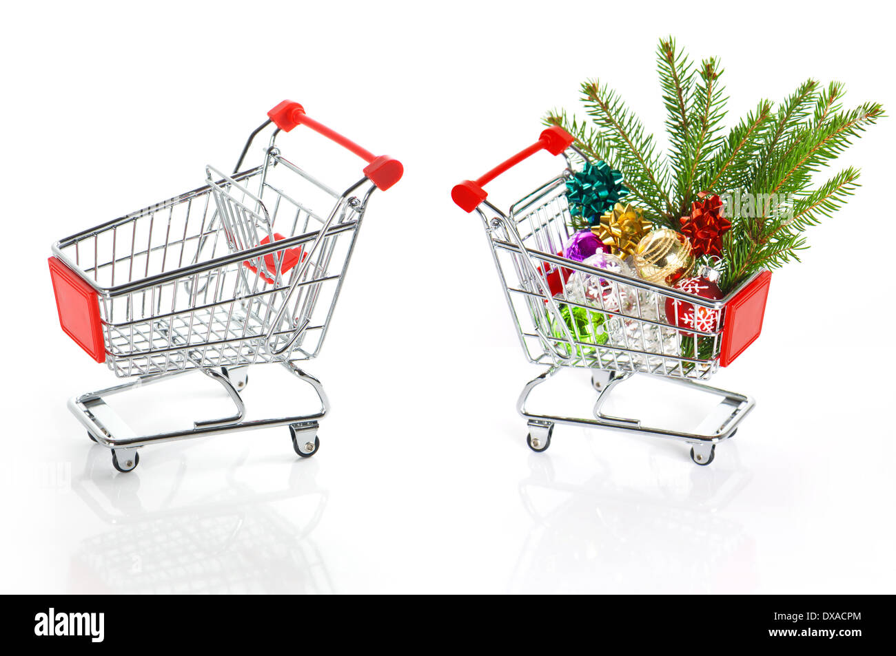 Carrello vuoto e con decorazione per albero di natale su bianco Foto Stock