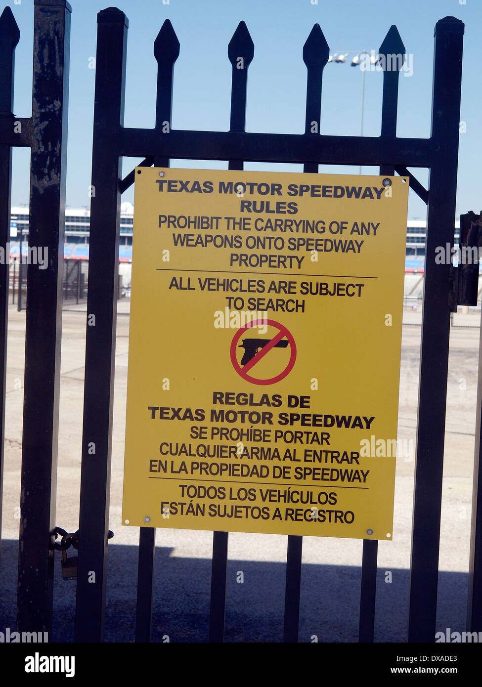 Ft Worth, Tx - anche se la National Rifle Association è uno sponsor, il Texas Motor Speedway vieta le armi. Foto Stock