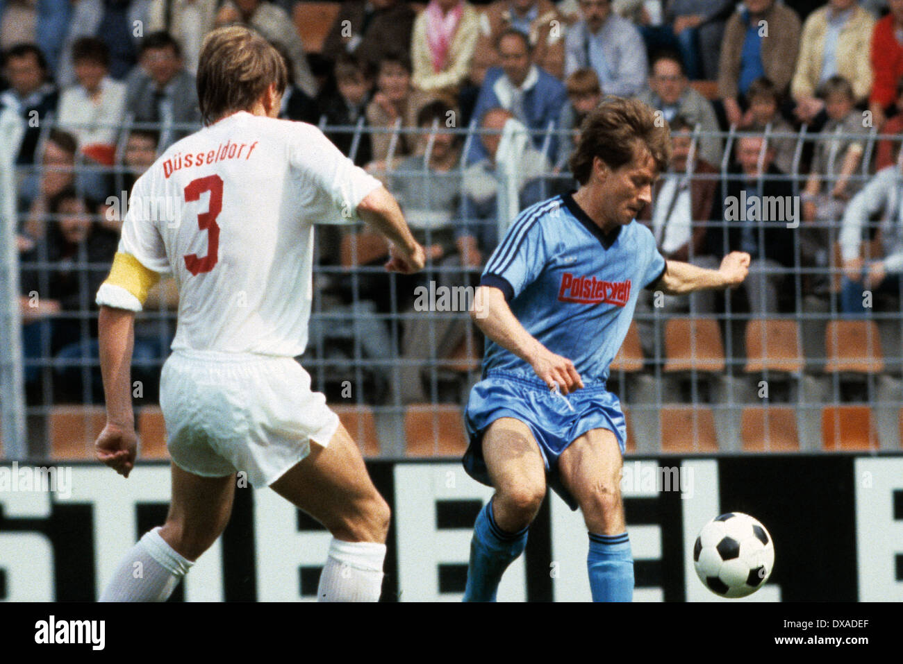 Calcio, Bundesliga, 1983/1984, Ruhr Stadio, VfL Bochum contro Fortuna Duesseldorf 6:1, scena del match, team leader Gerd Zewe (Fortuna) sinistra e Siegfried Boenighausen (Bochum) Foto Stock
