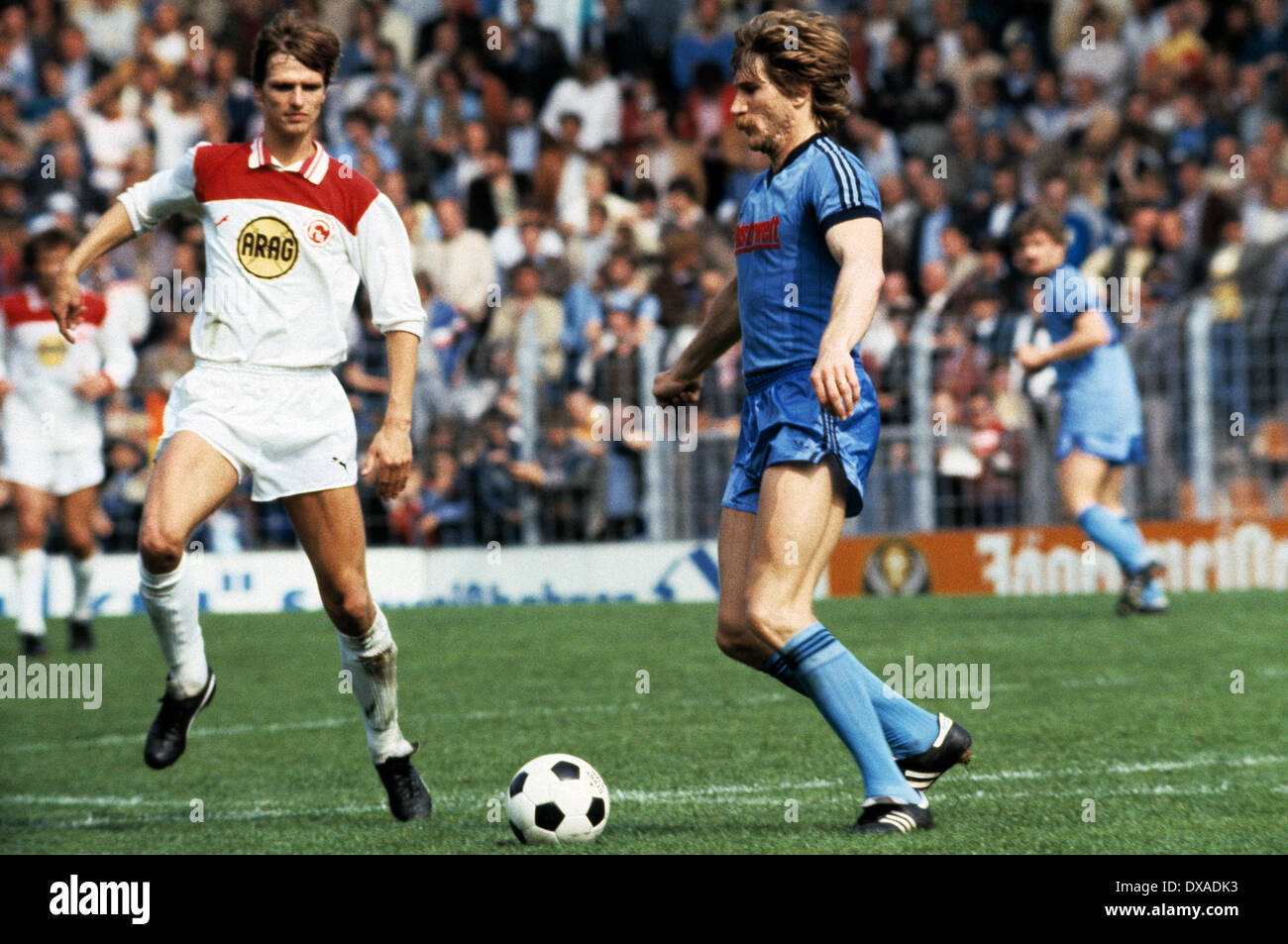 Calcio, Bundesliga, 1983/1984, Ruhr Stadio, VfL Bochum contro Fortuna Duesseldorf 6:1, scena del match, Lothar Woelk (Bochum) in possesso palla, sinistra Holger Fach (Fortuna) Foto Stock