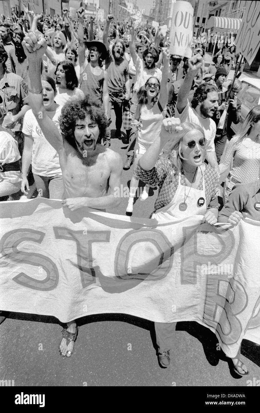 Anti-guerra di manifestanti marzo giù la via della città di San Francisco nel 1972 per arrestare il napalm bombardamenti e la guerra Foto Stock
