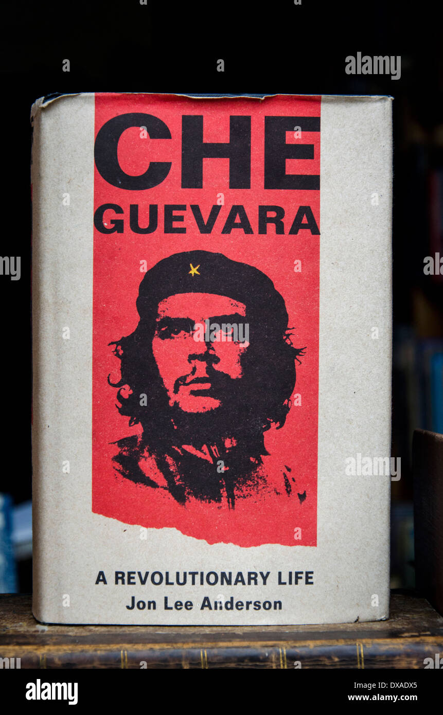 Una copia di "Che Guevara, una vita rivoluzionaria' da Jon Lee Anderson sul display in una libreria di seconda mano a Edimburgo, Scozia. Foto Stock
