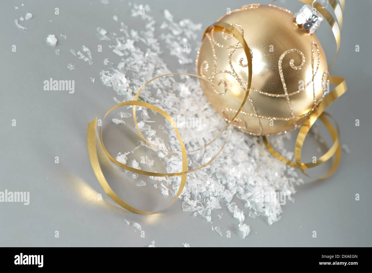 Golden palla di Natale con golden streamer e decorazione di neve Foto Stock