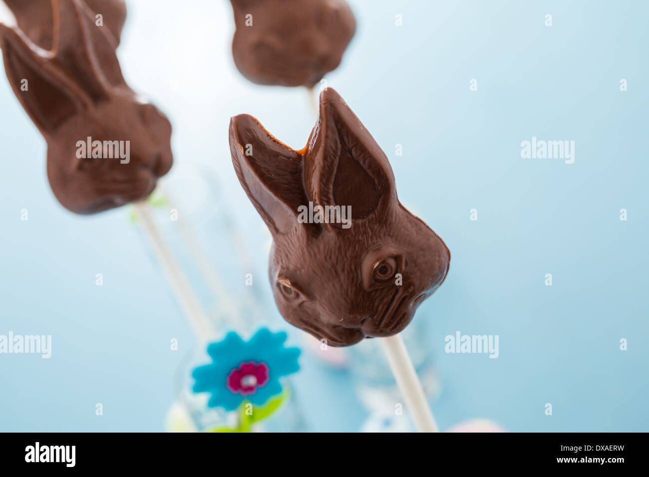 Il cioccolato di pasqua bunnie pop realizzato da solido cioccolato al latte. Foto Stock