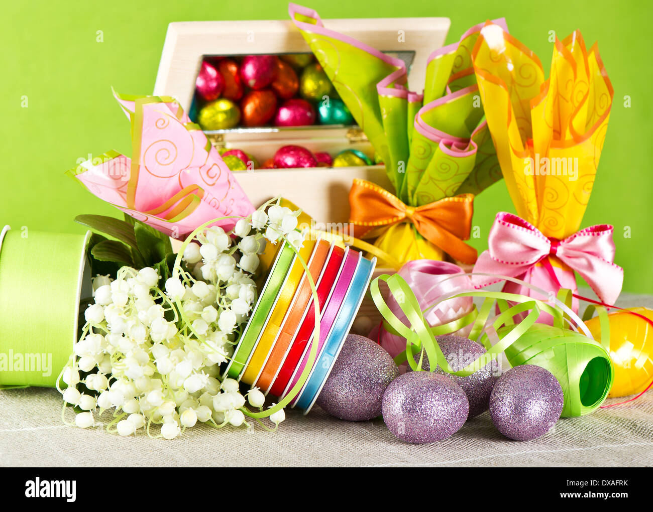 Decorazione di pasqua. uova e fiori su verde Foto Stock