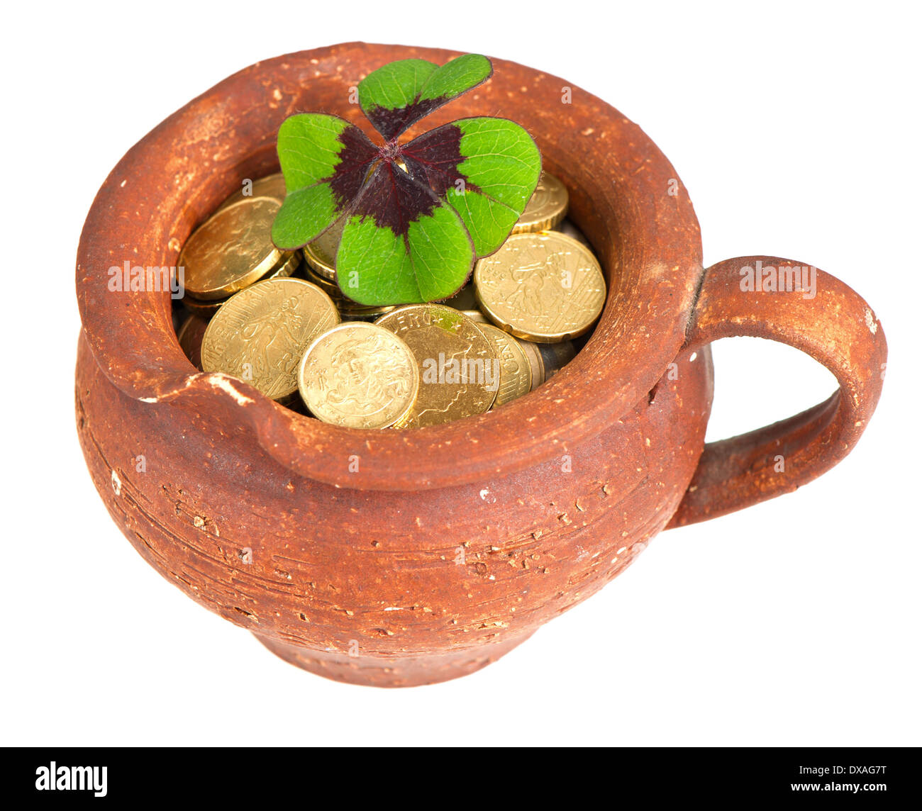 Vecchio vaso di ceramica con il denaro delle monete in euro e a foglia di trifoglio Foto Stock