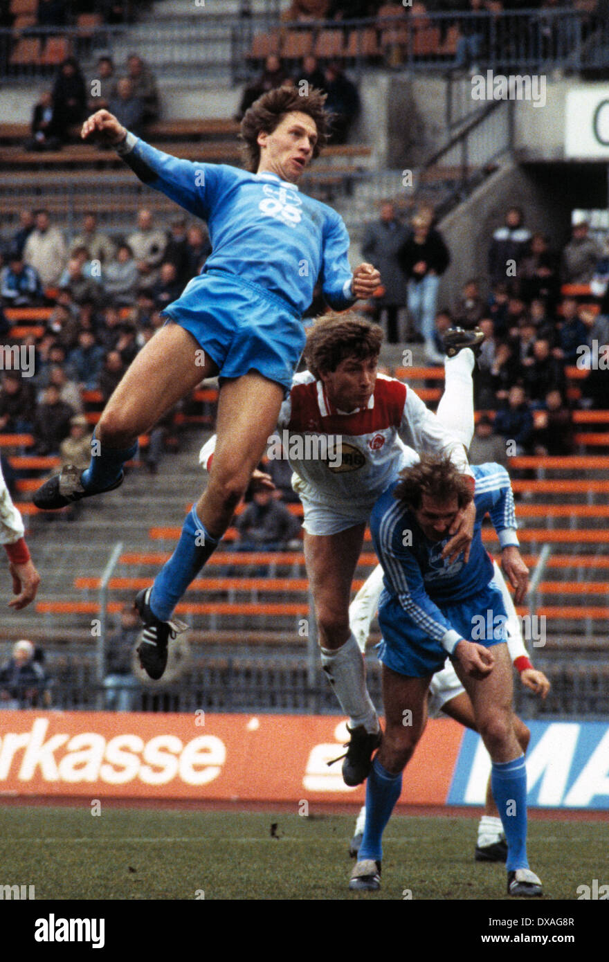 Calcio, Bundesliga, 1984/1985, Reno Stadium, Fortuna Duesseldorf contro FC Bayer 05 Uerdingen 2:2, scena del match, antenna duello, f.l.t.r. Wolfgang Funkel (Bayer), Atli Edvaldsson (Fortuna), Wolfgang Schaefer (Bayer) Foto Stock