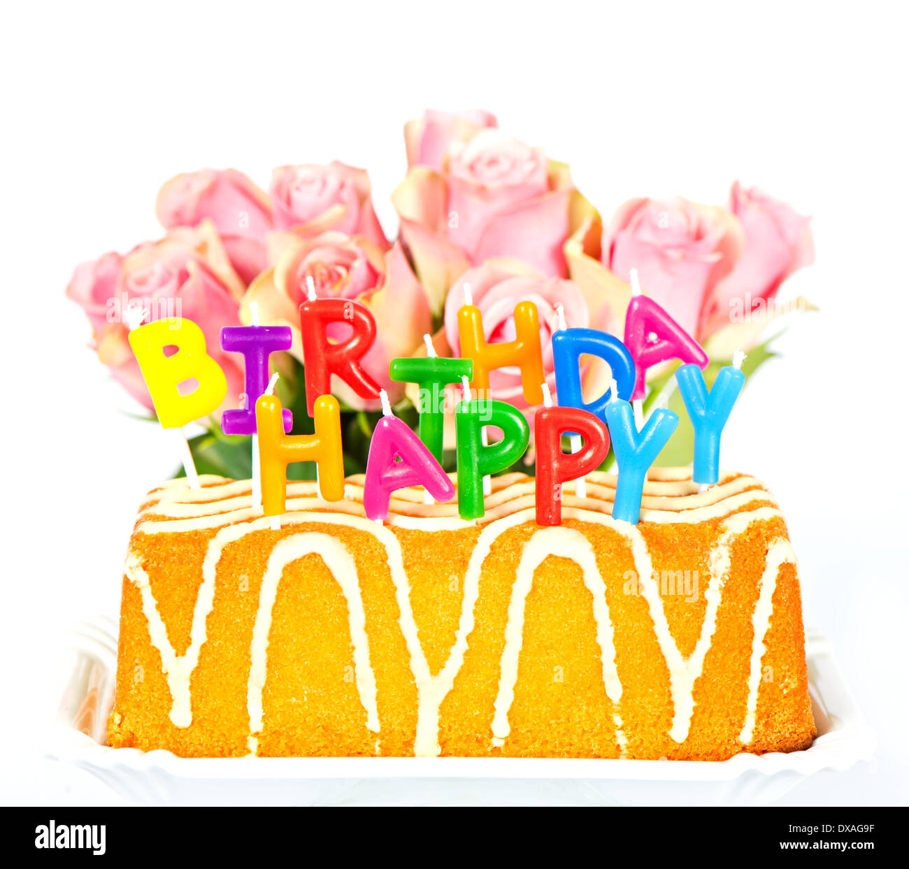 Decorazione di compleanno. fiori e una fetta di torta Foto Stock