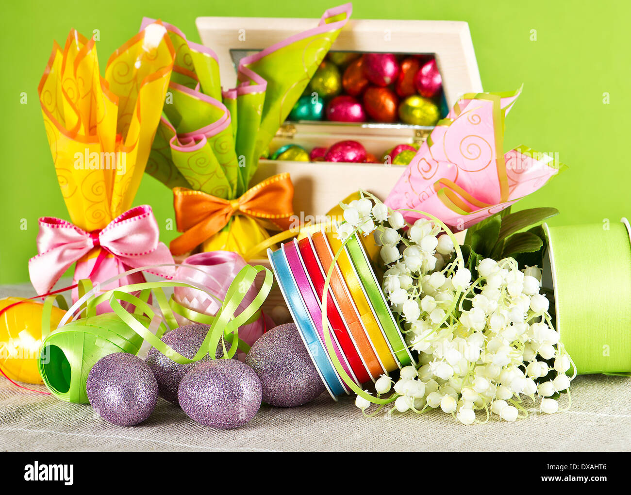 Colorate decorazioni di pasqua. uova e fiori su verde Foto Stock