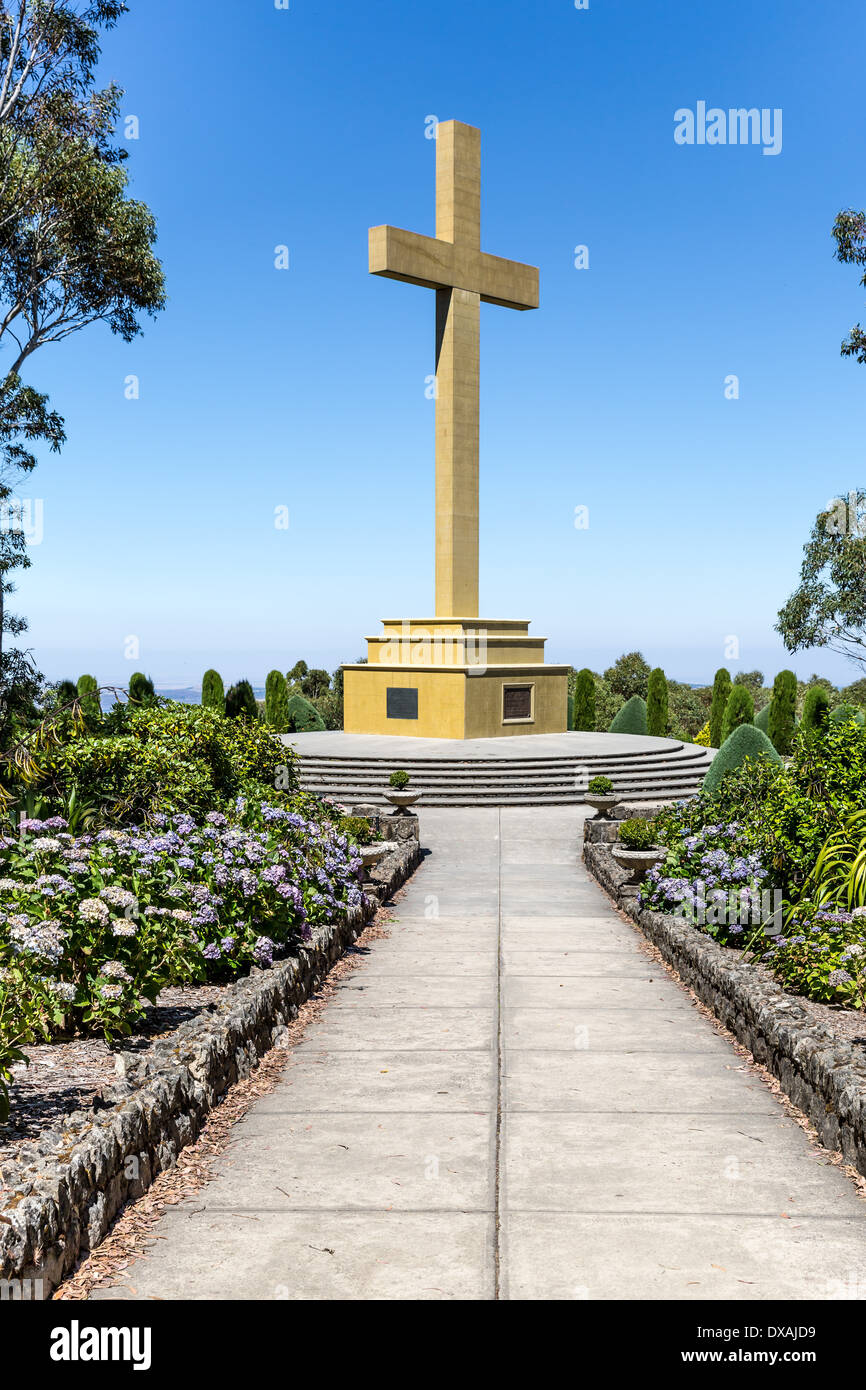 Grande Memoriale di guerra croce sul monte Macedon Memorial Park, Victoria, Australia Foto Stock