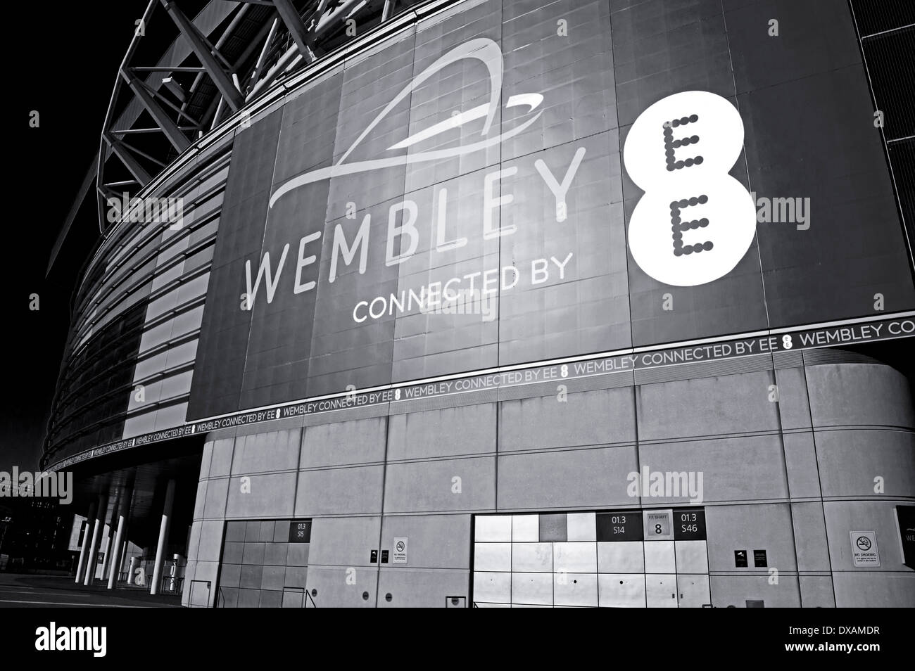 Vista dallo stadio di Wembley che mostra EE annuncio, London Borough of Brent, London, England, Regno Unito Foto Stock