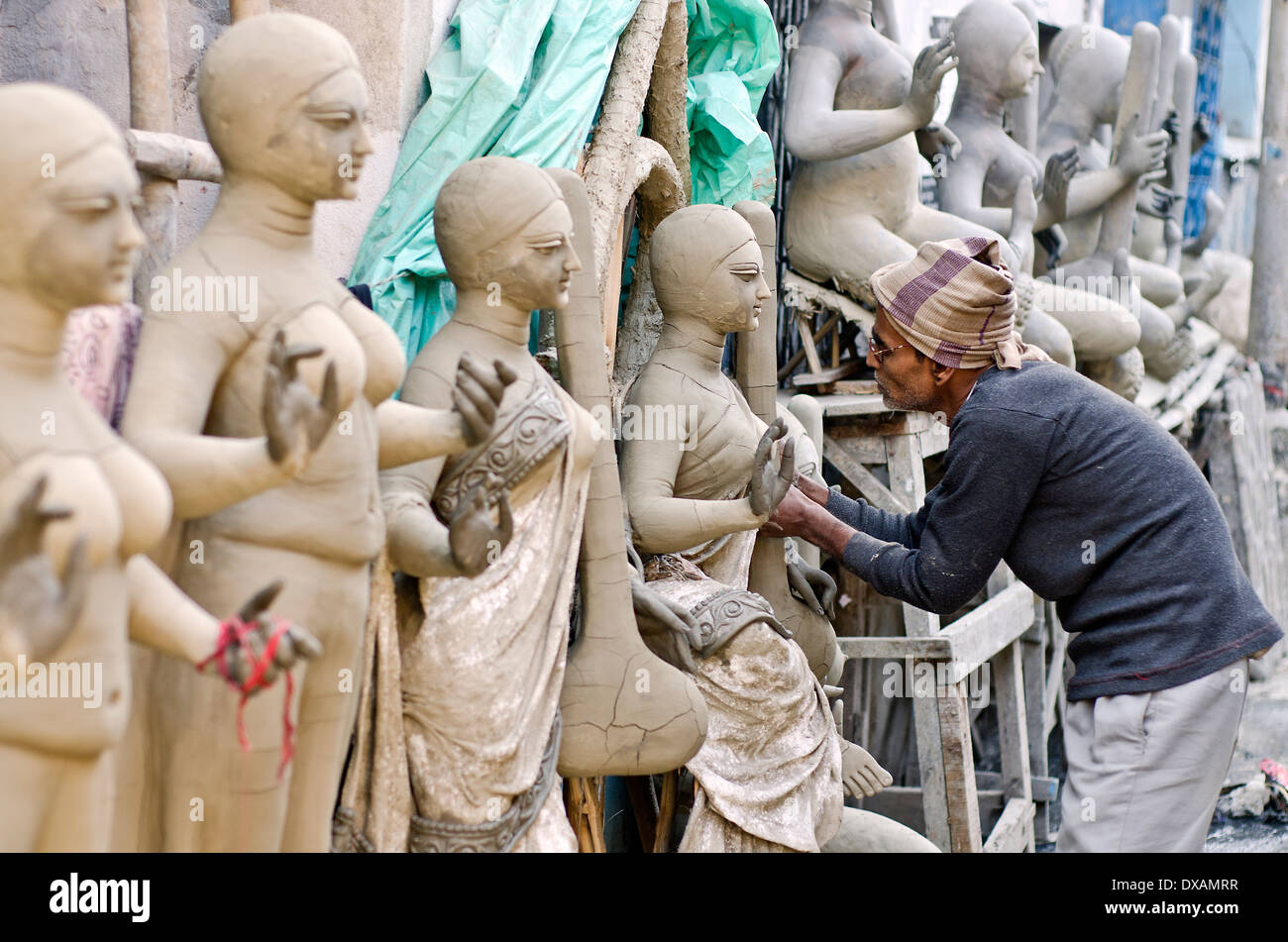 Artista che lavora a Kumartuli para ,Kolkata Foto Stock